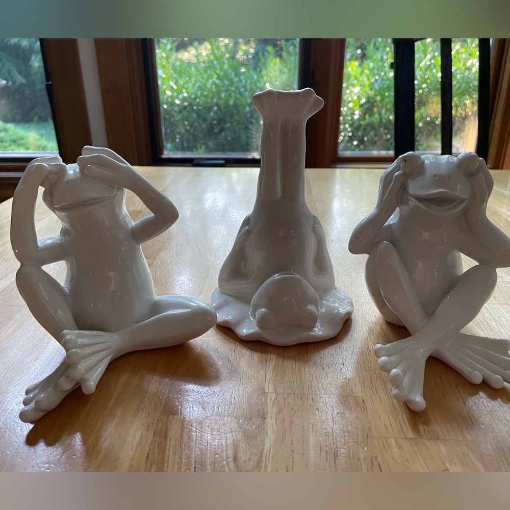 Three resin frog figurines two white similar, third frog legs up different cream - Picture 4 of 15